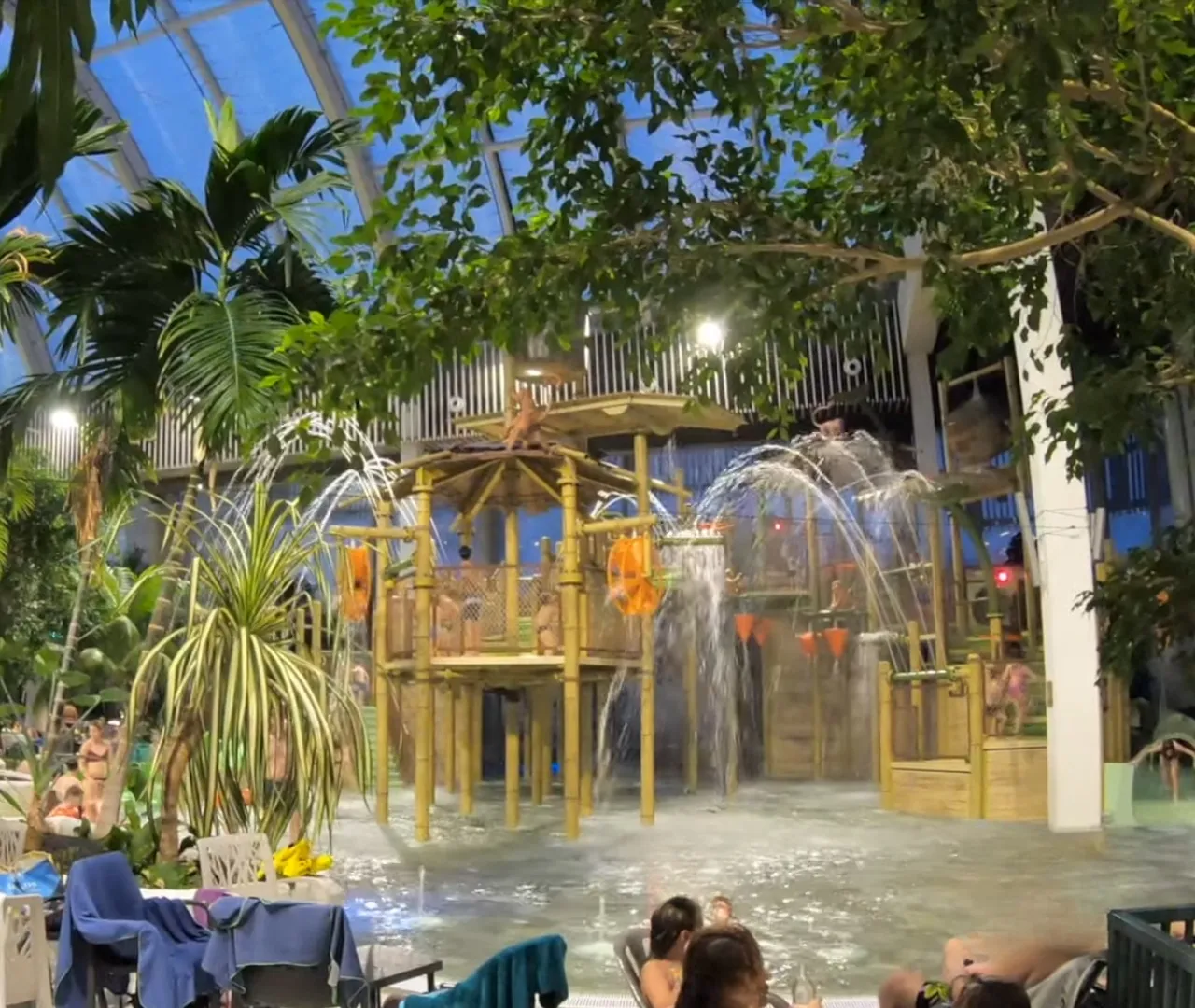 Erlebnisbad in einem Ferienpark Erlebnisbad in einem Ferienpark