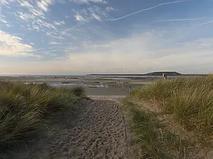 Weiter Strand am leinenfreien Hundestrand Oostvoorne in Südholland