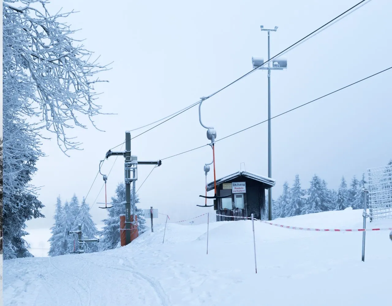 Ferienhäuser des Landal Winterberg im Schnee am Hang