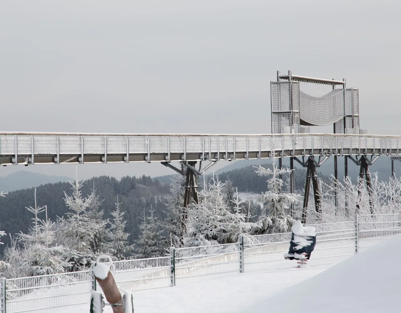 Verschneite Pisten im Skigebiet Winterberg