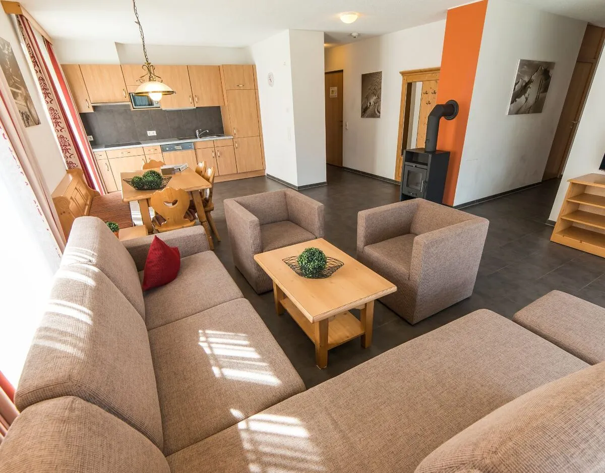 Ferienhaus mit Kamin im Landal Alpen Chalets Brandnertal in Österreich