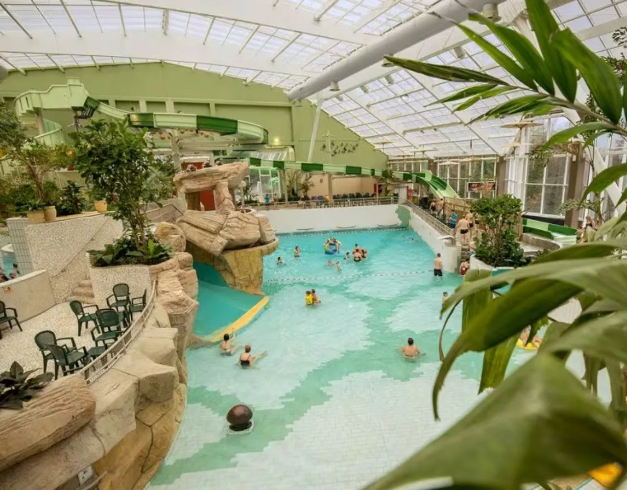 Winterliche Anlage des Center Parcs Les Ardennes in den belgischen Ardennen