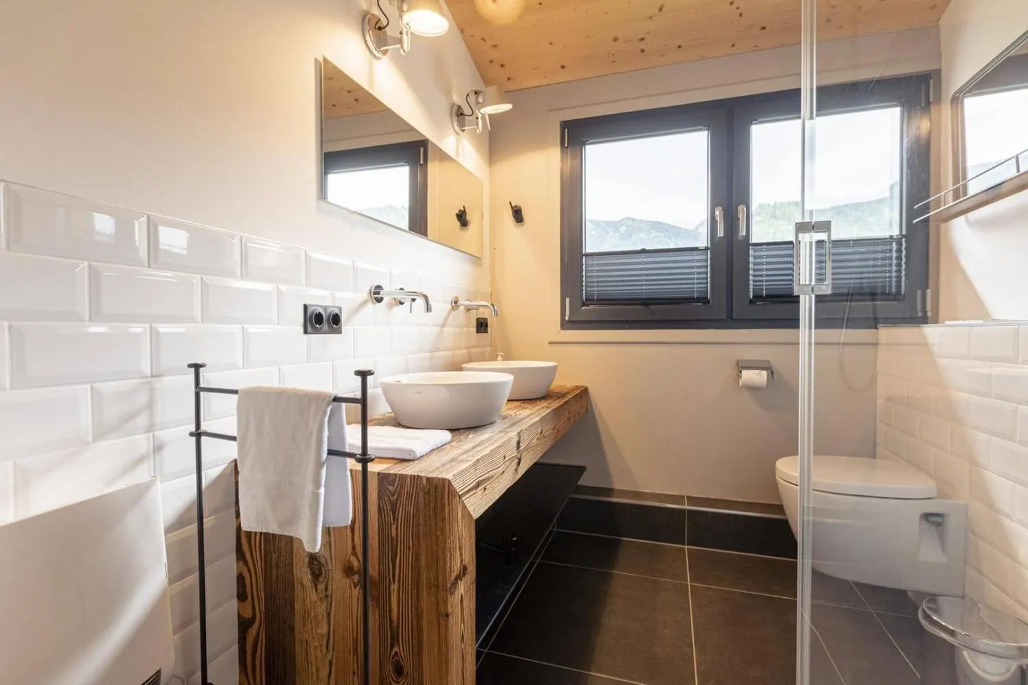 Modernes Badezimmer mit Holzwaschtisch und doppelten Waschbecken