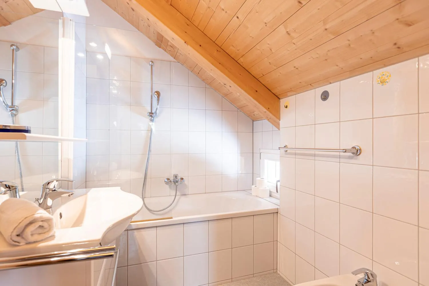 Badezimmer mit Wanne, Dusche und Holzdecke oben