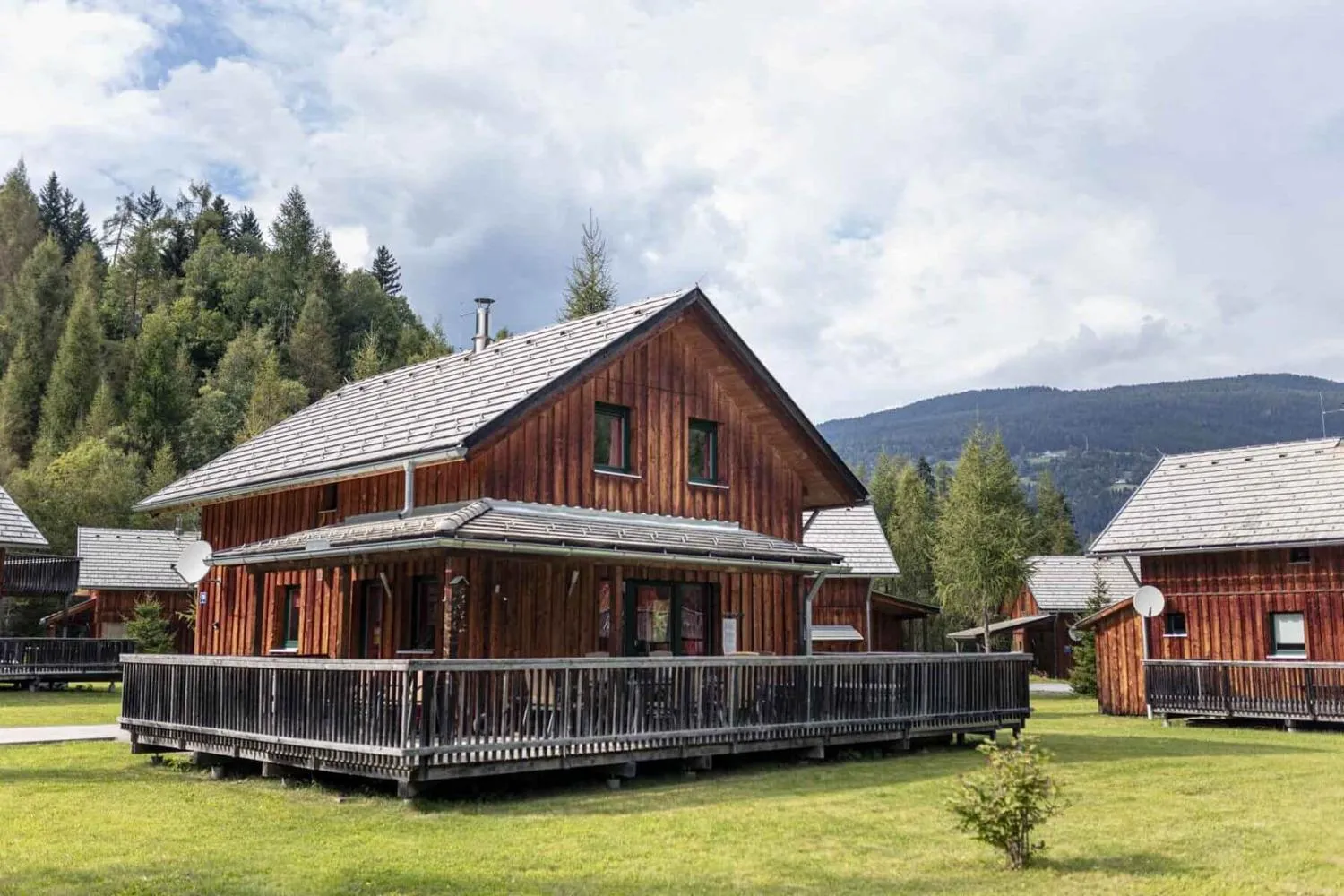 Modernes Holzchalet mit großer Veranda und Bergblick