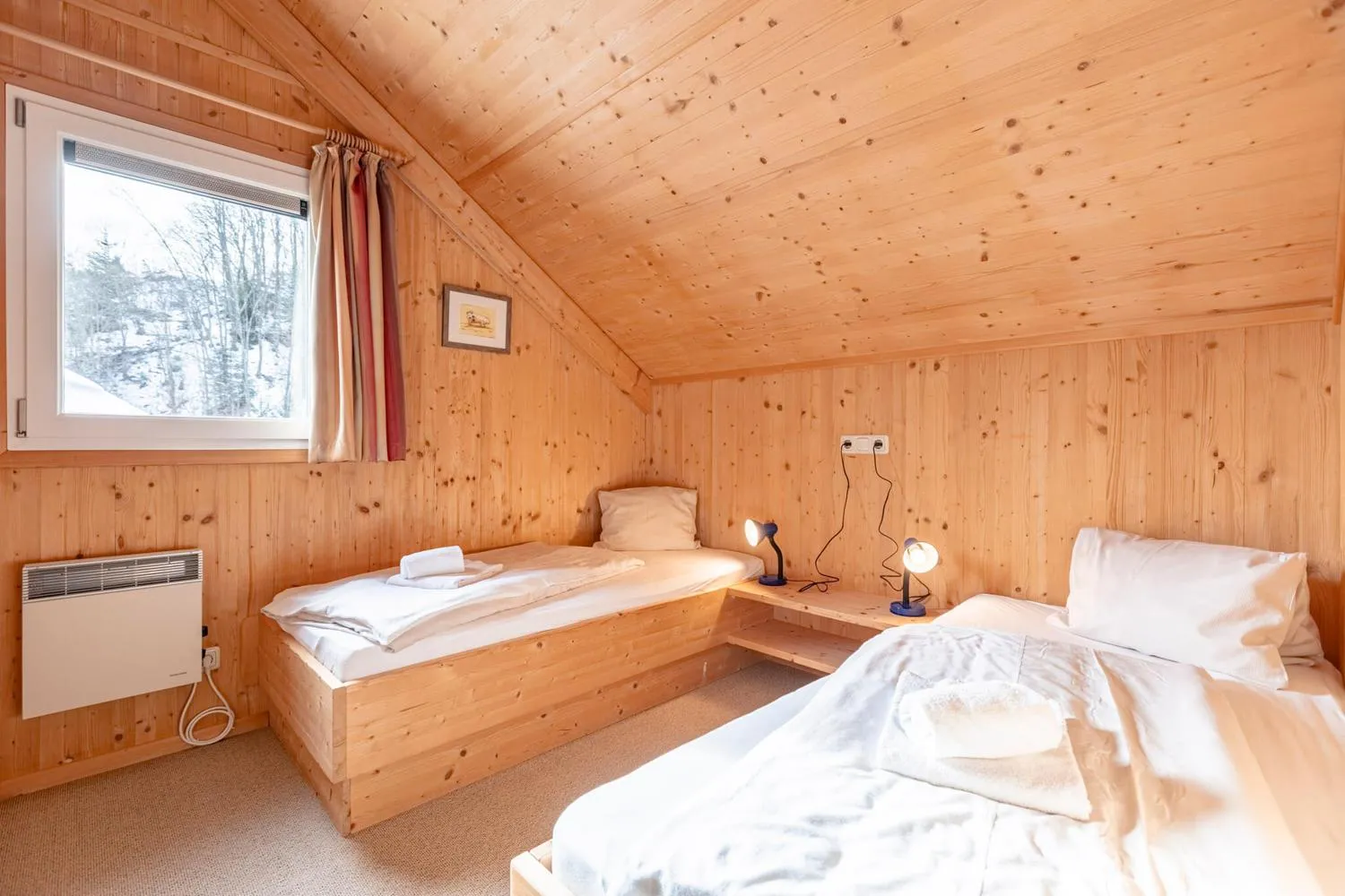 Gemütliches Schlafzimmer mit zwei Einzelbetten und Bergblick