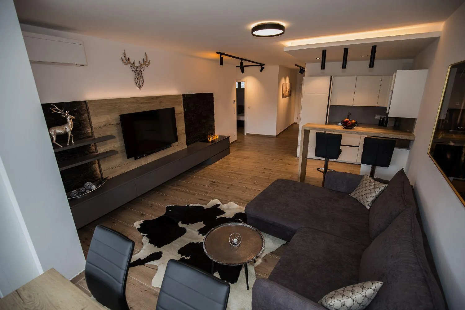 Loft-ähnliches Wohnzimmer mit dunklem Sofa und Designdekoration