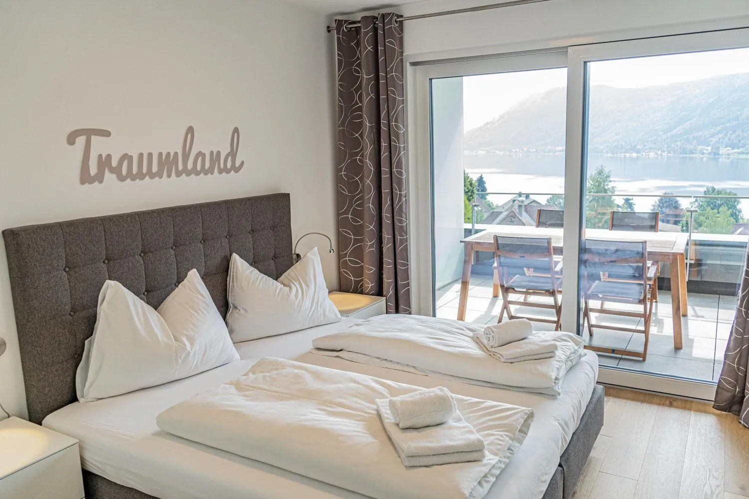Schlafzimmer mit großem Bett, Balkon und Seenblick am Ossiacher See