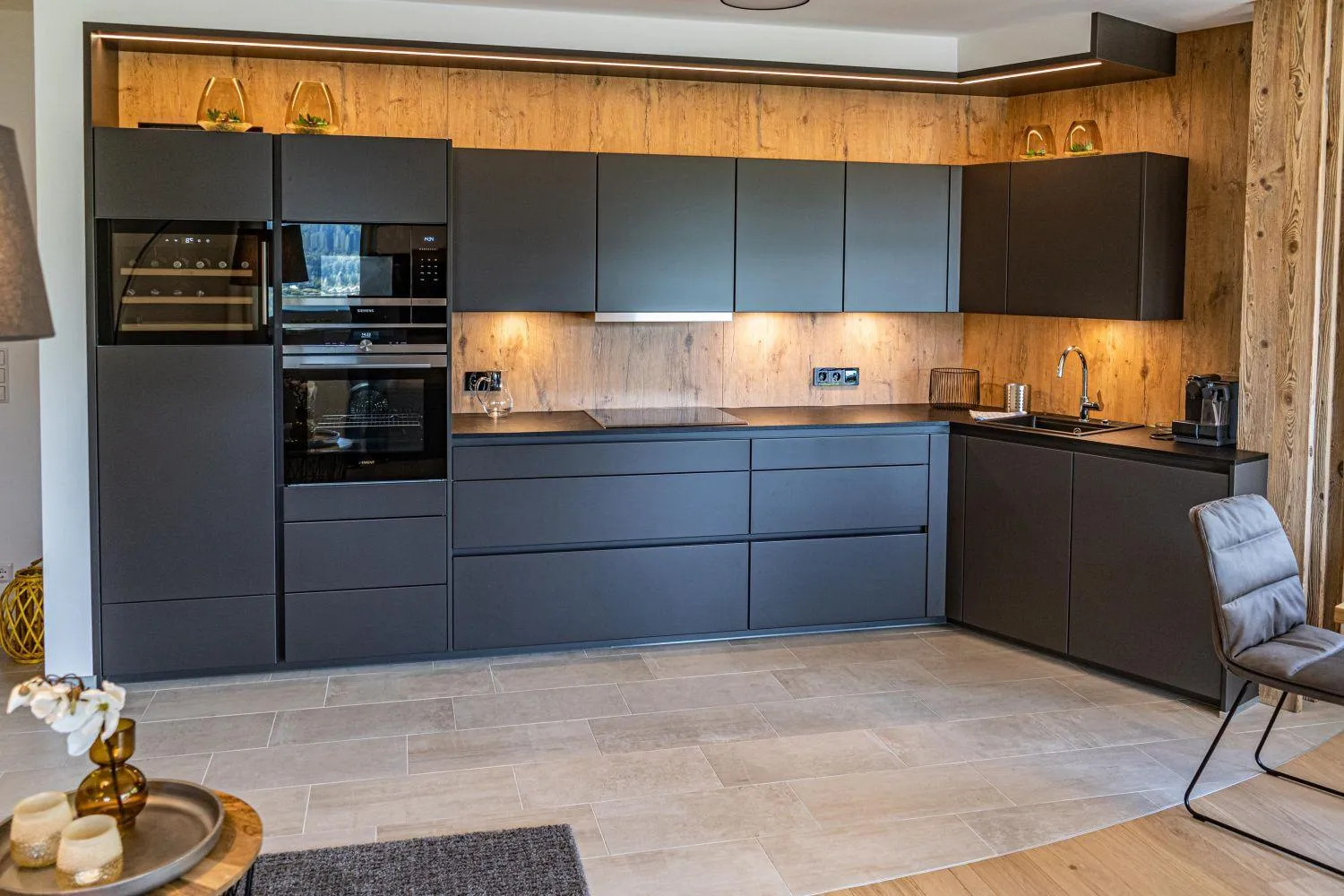 Moderne Einbauküche mit dunkelblauen Schränken und Holzakzenten