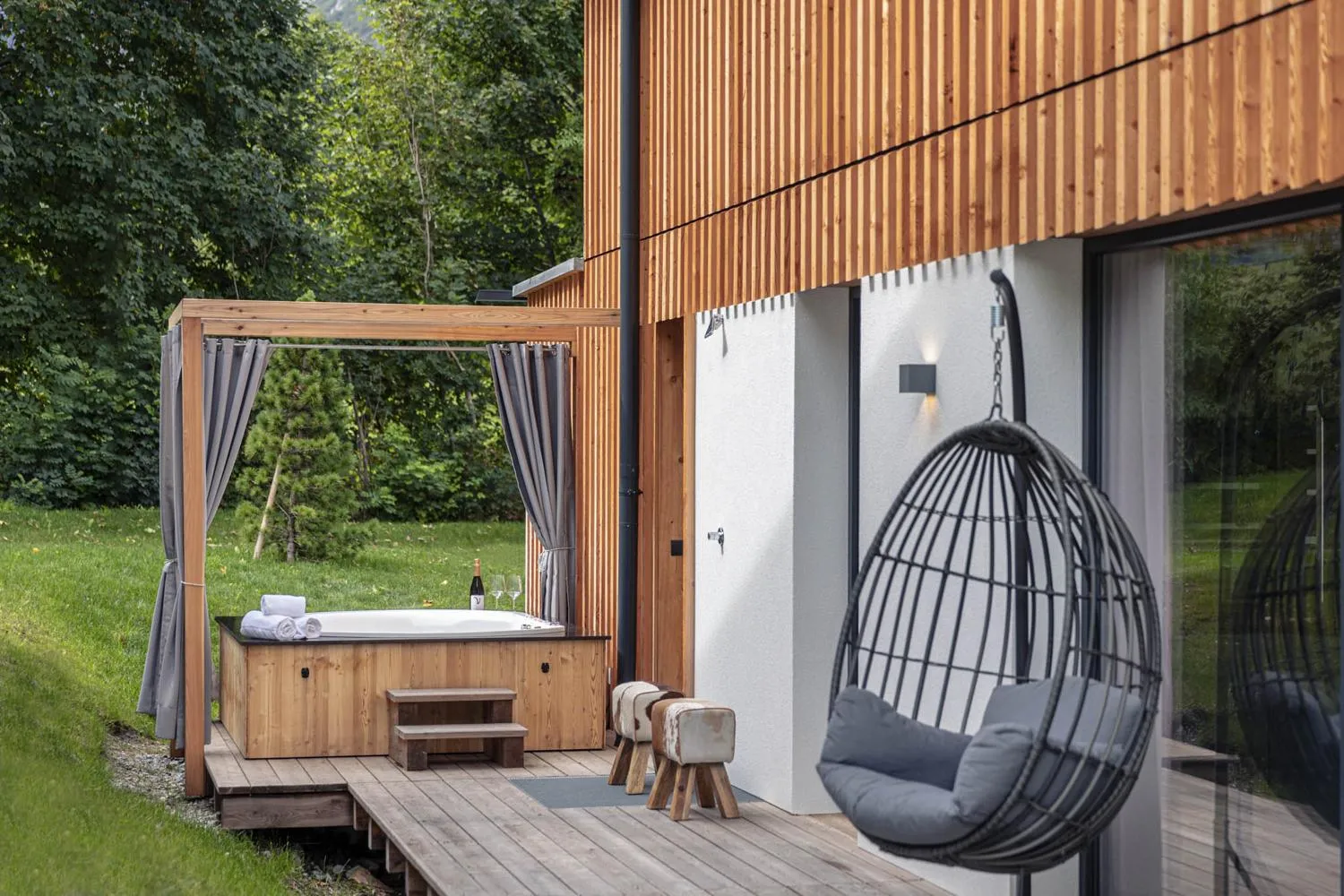 Wellness-Außenbereich mit Whirlpool-Pavillon, Hängesessel und Waldblick