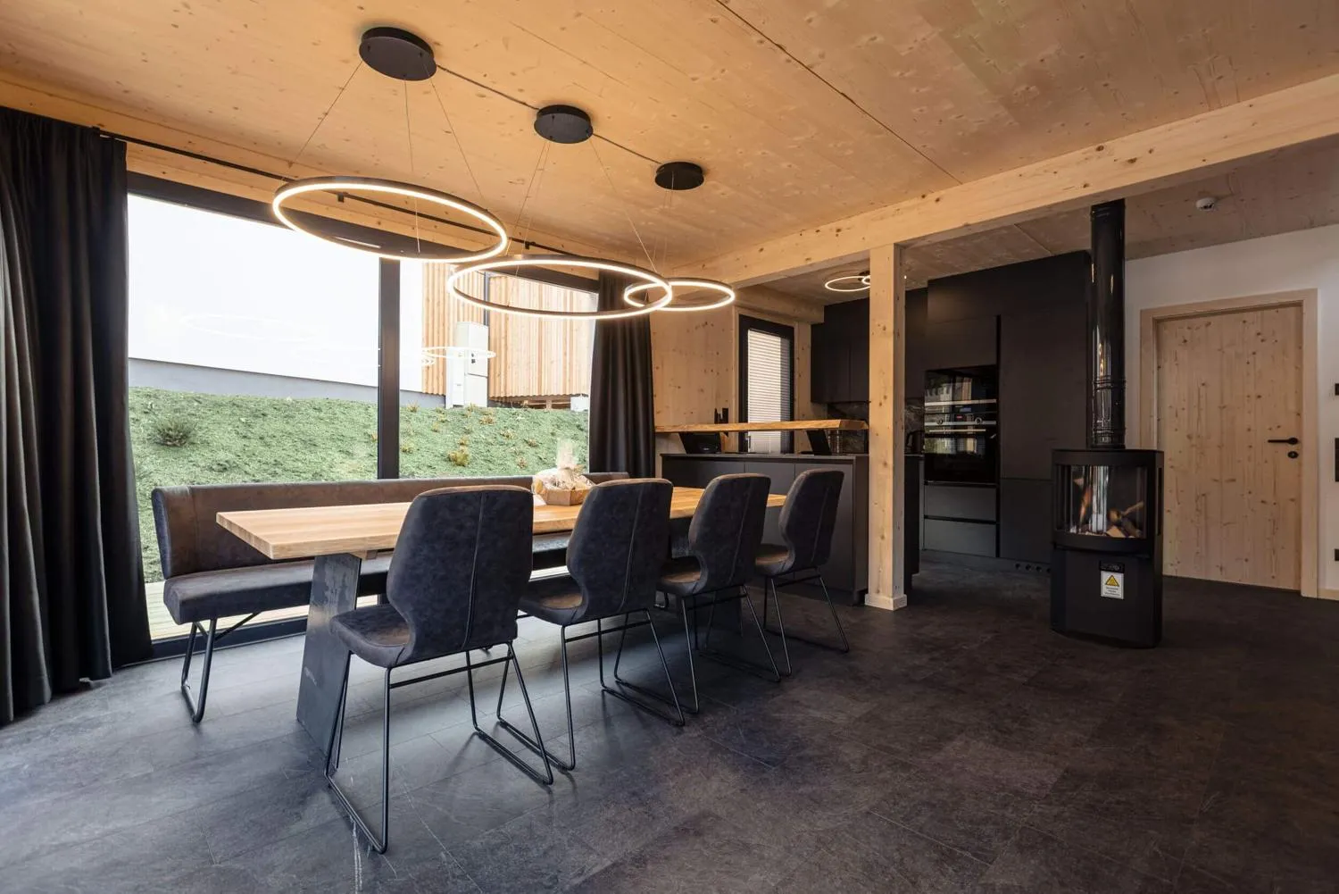Geräumiger Esszimmer und Wohnbereich mit Holztisch und moderner Beleuchtung