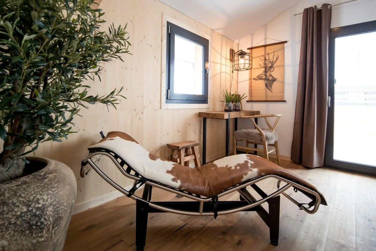 Modernes Holz-Chalet mit Balkonen und großen Glasfenstern