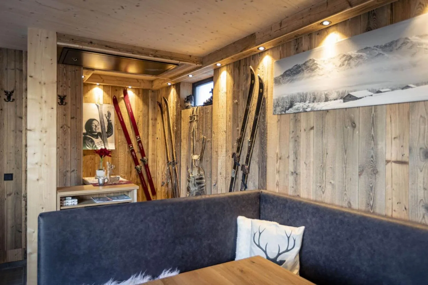 Badezimmer mit Doppelwaschbecken, Dusche und Holzausstattung
