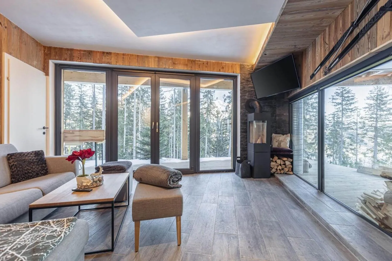 Holzauskleidete Sauna mit großem Fenster auf Bergpanorama