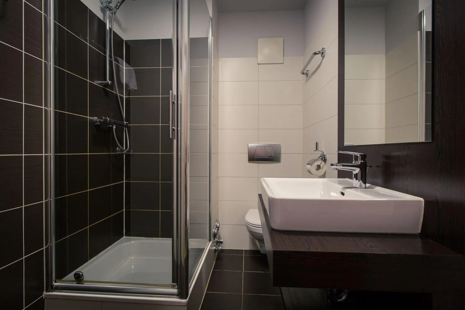Modernes Bad mit Duschkabine, Waschbecken und schwarzweißem Fliesendesign