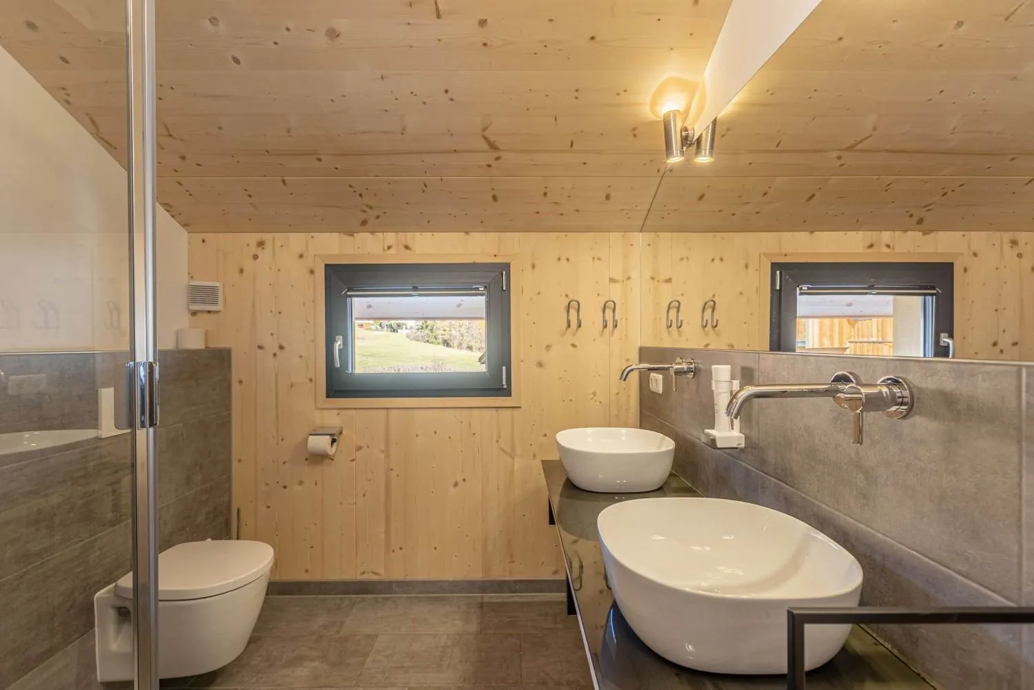 Luxus-Badezimmer mit zwei freistehenden weißen Wannen und Bergblick