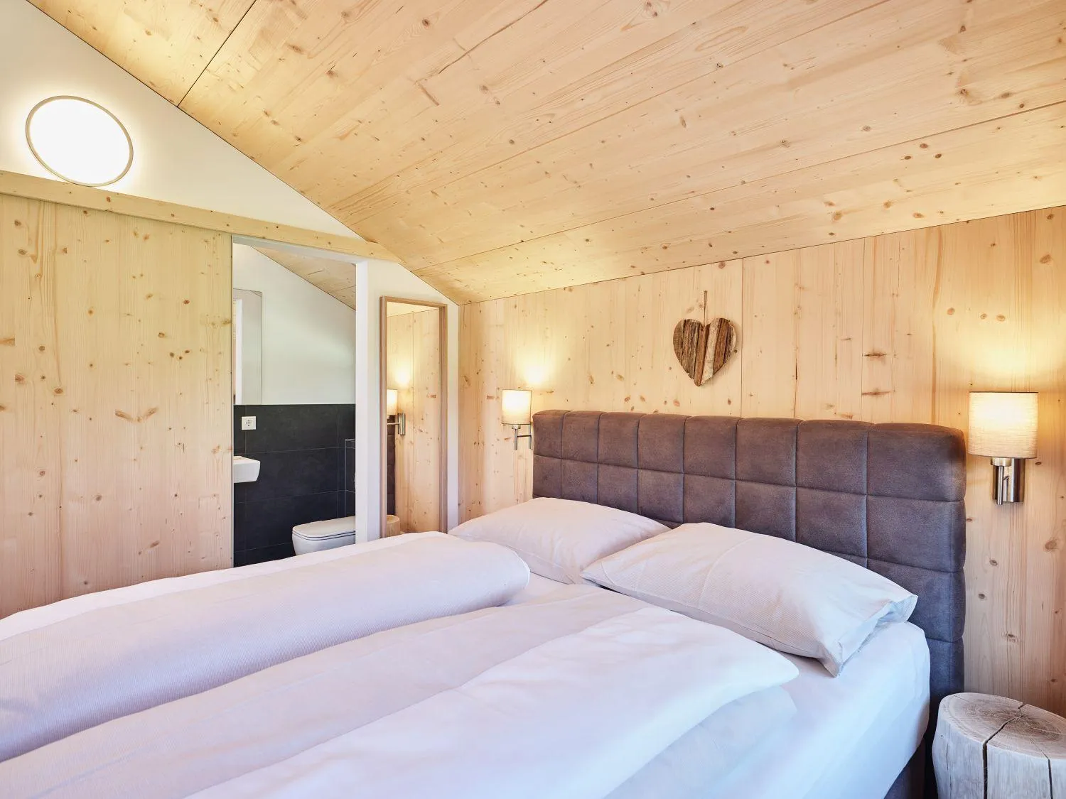 Einfaches Holz-Schlafzimmer mit modernem Doppelbett, Minimalausstattung