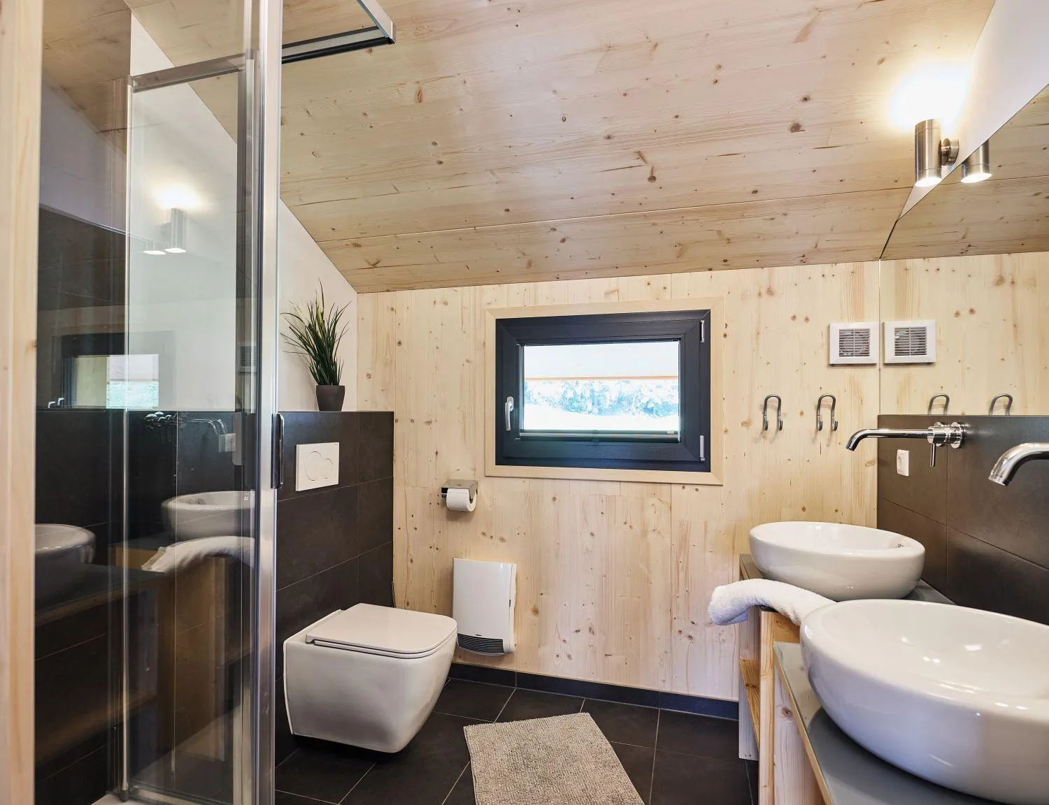 Modernes Badezimmer in Holzambiente mit freistehender Wanne