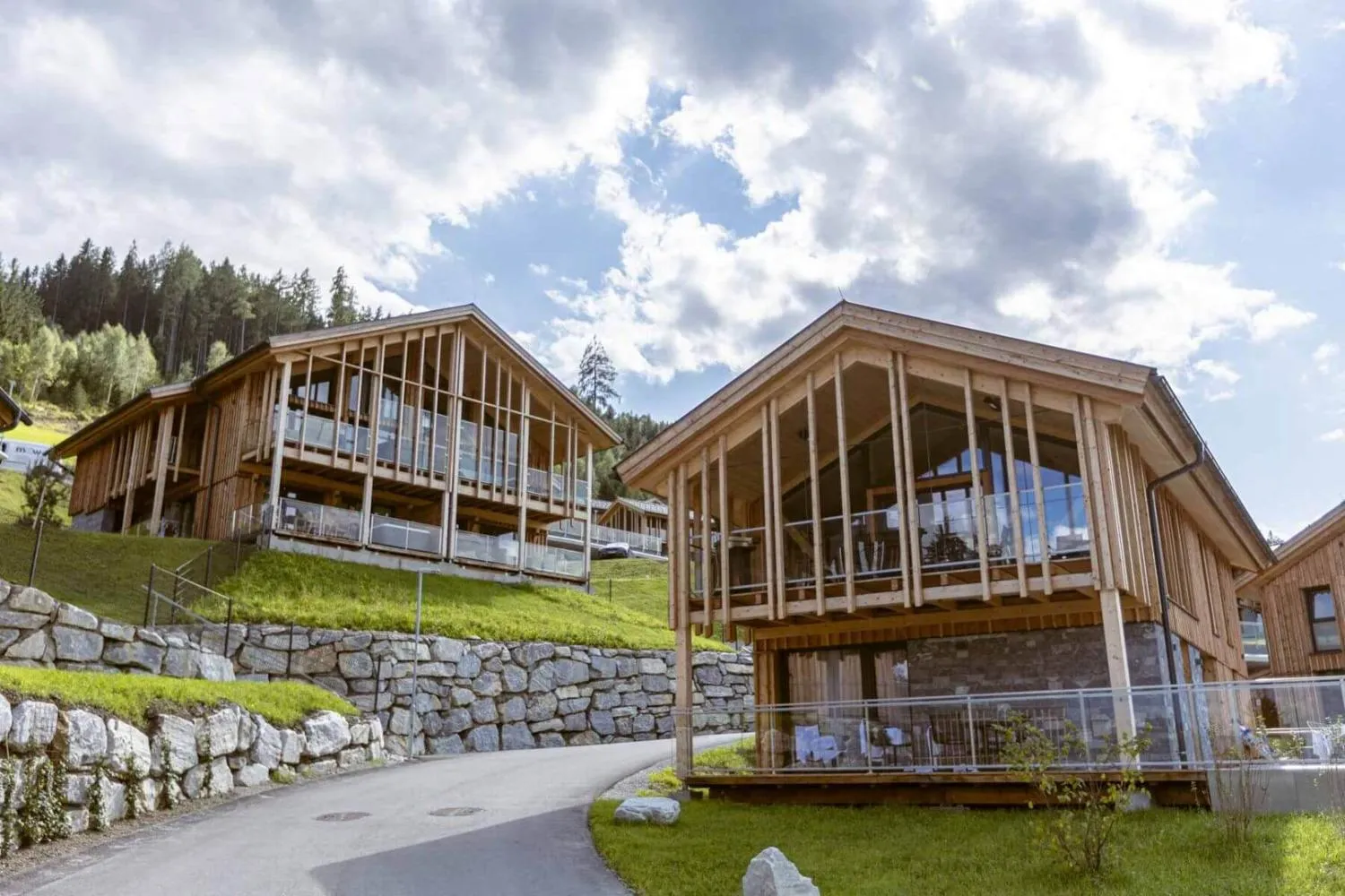 Modernes Holzhaus im Winter mit schneebedecktem Dach und Bergblick