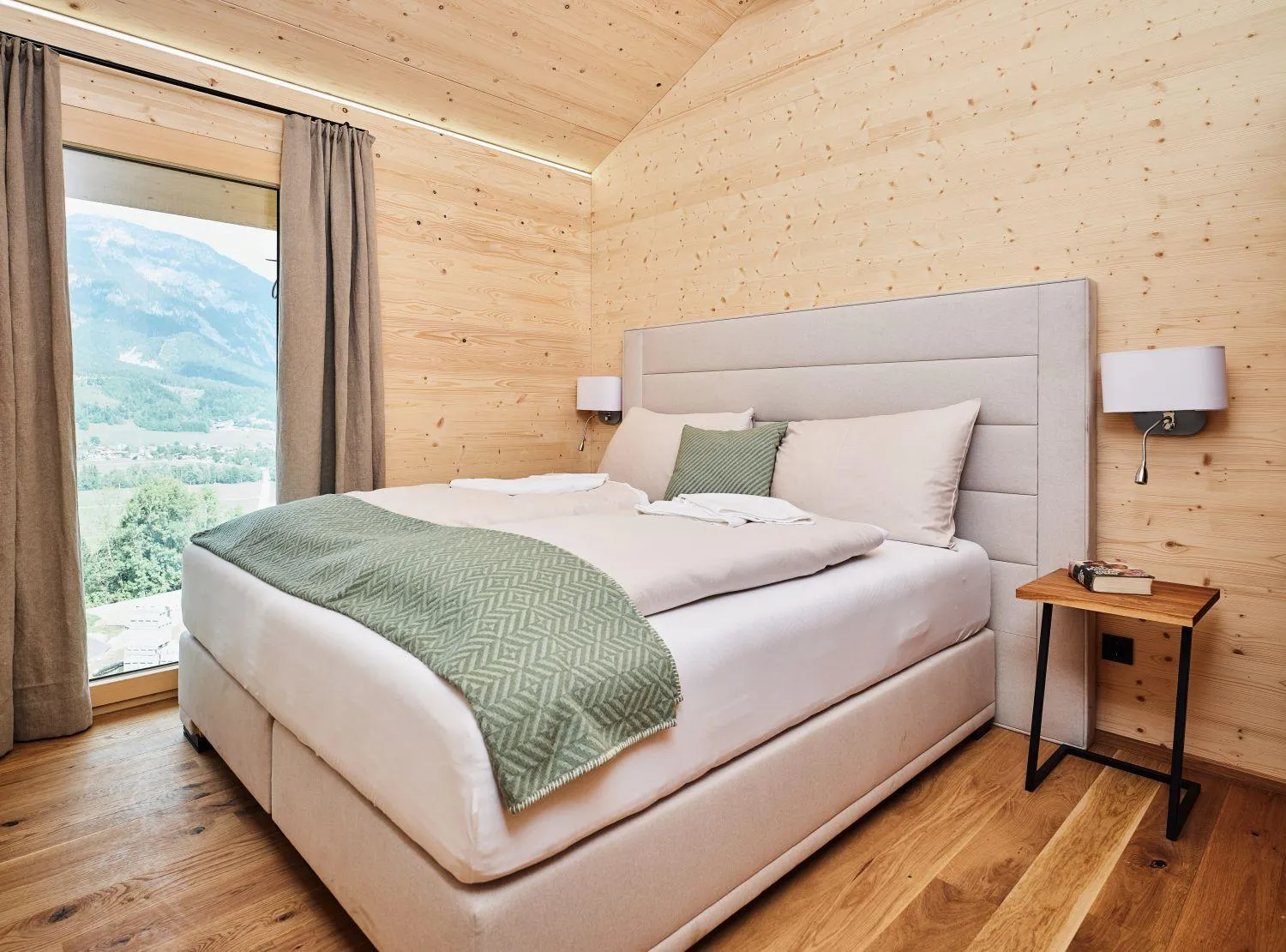 Modernes Badezimmer mit runder Wanne, Dusche und Holzausstattung