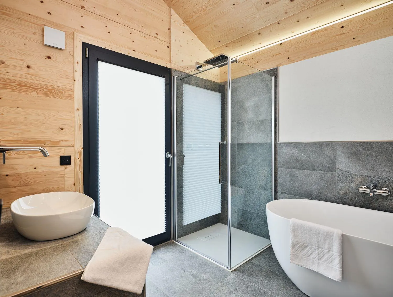 Spa-Bereich mit Sauna, Dusche und Whirlpool aus Holz