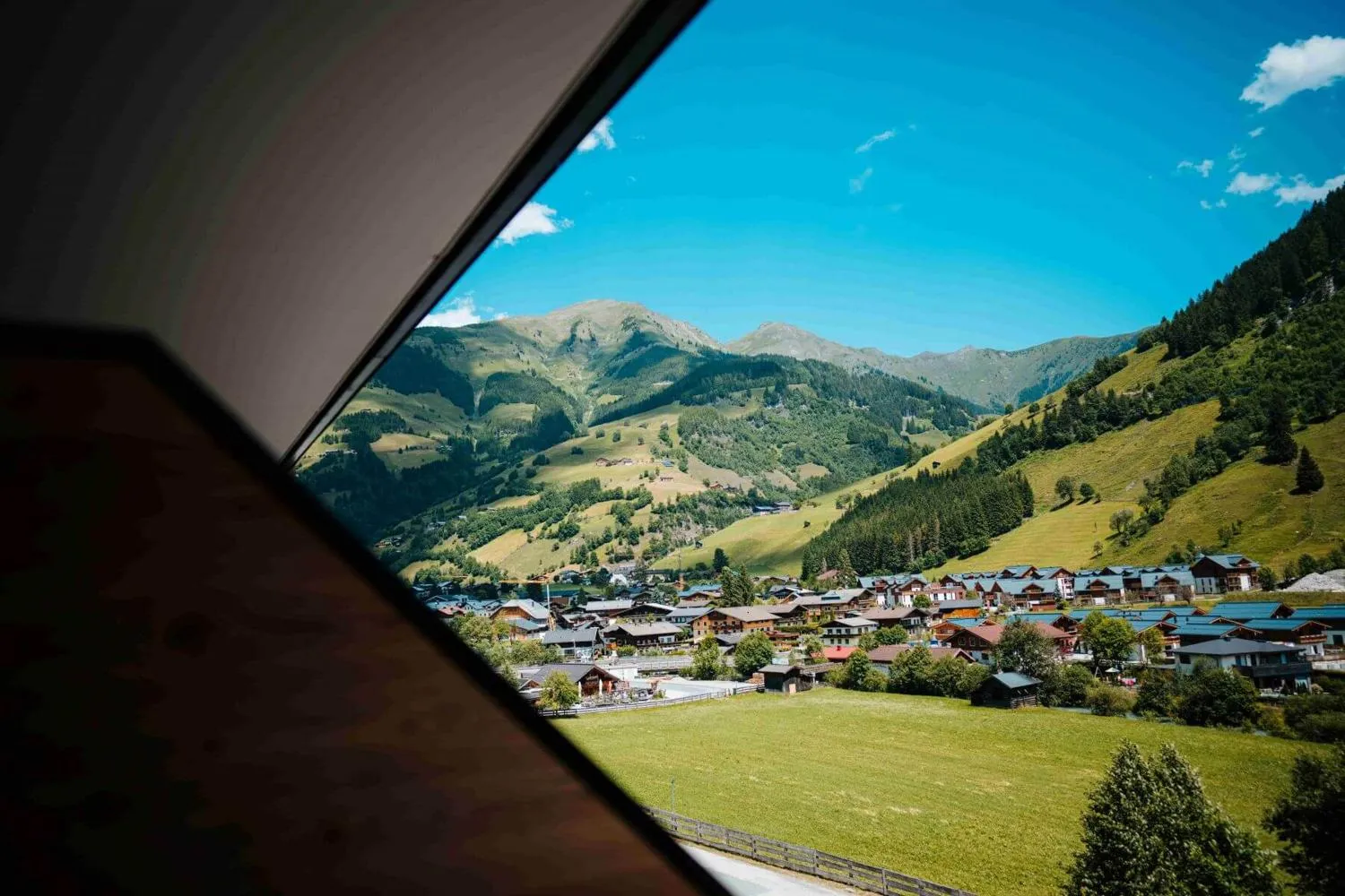 Sonnenterrasse mit Liegestühlen, Schirmen und Bergkulisse