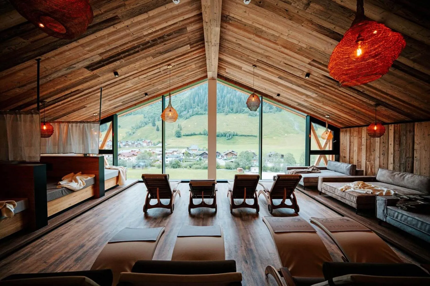 Yoga- und Ruhebereich mit Holzdecke und Bergpanoramafenster