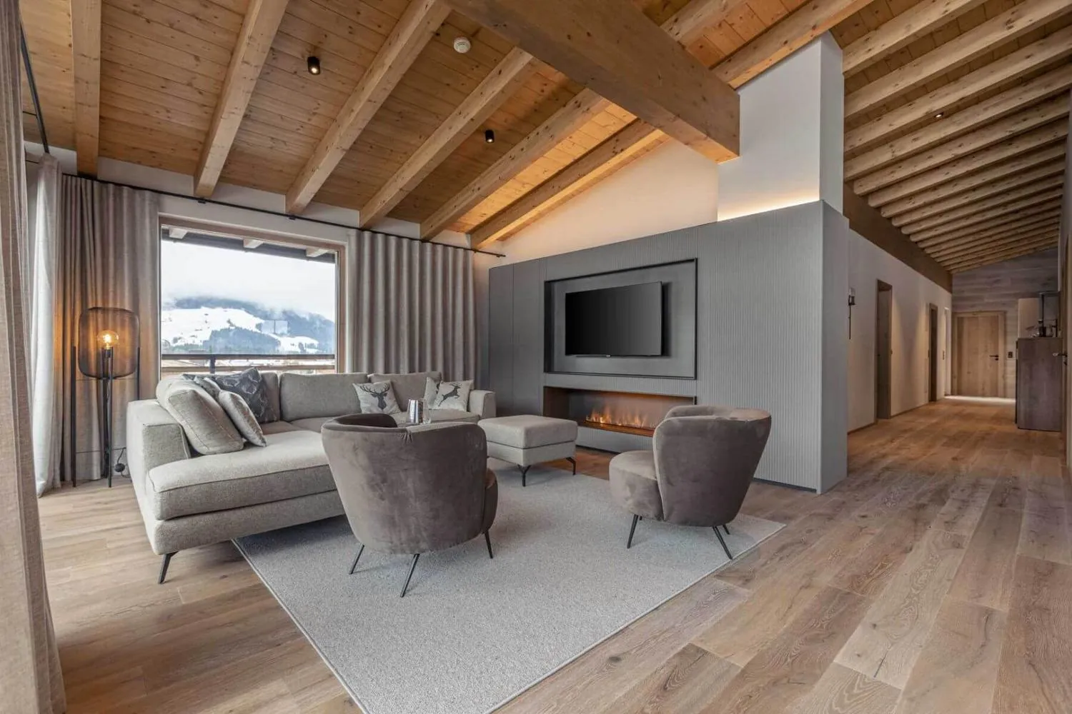 Großer offener Essbereich mit Holzbalken und Panoramafenstern