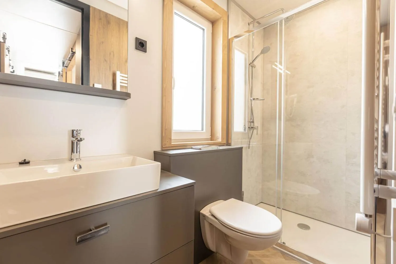 Zeitgenössisches Bad mit Waschbecken, Toilette und Glasdusche