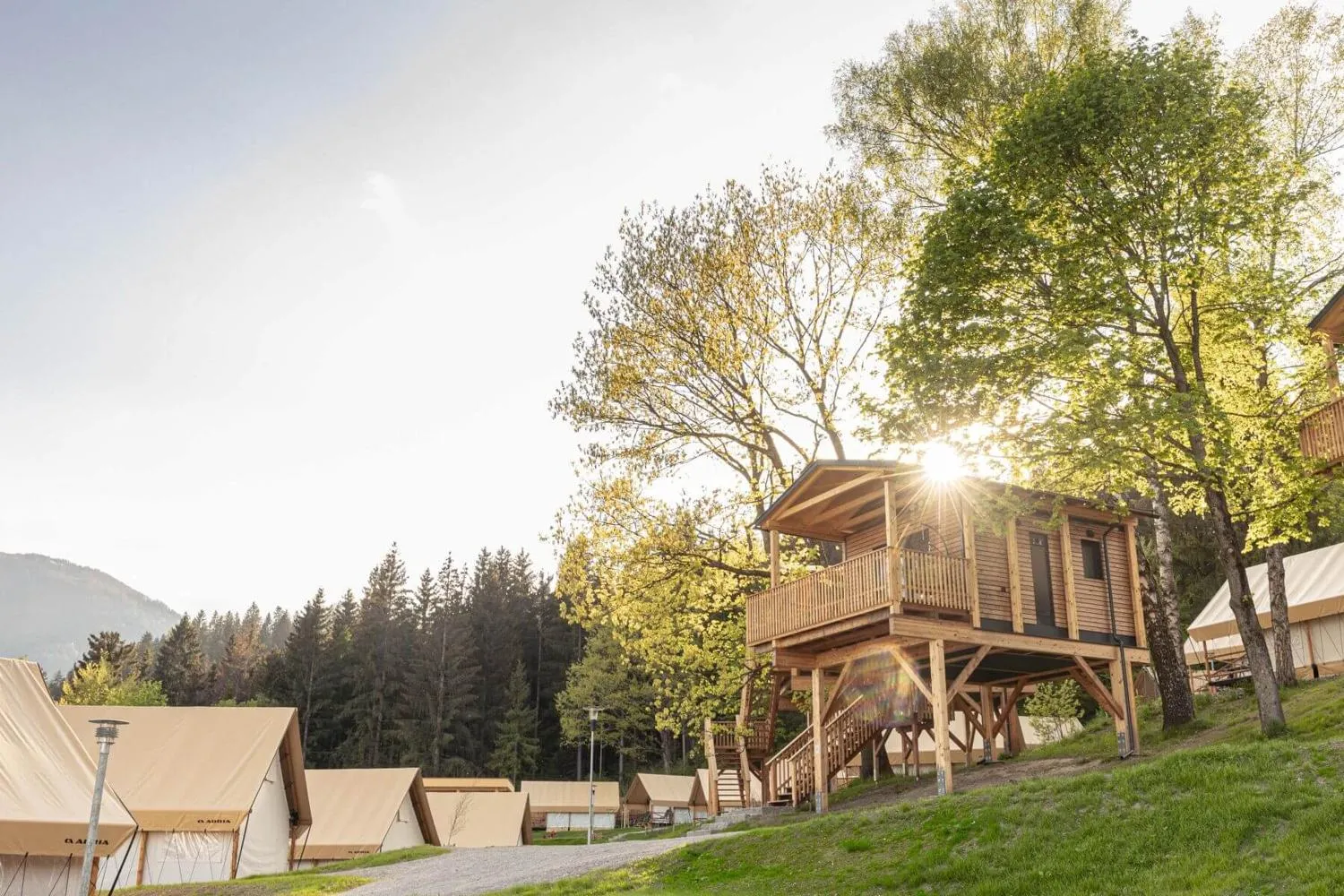 Glamping-Chalet mit Hochbett, Küche und moderner Ausstattung