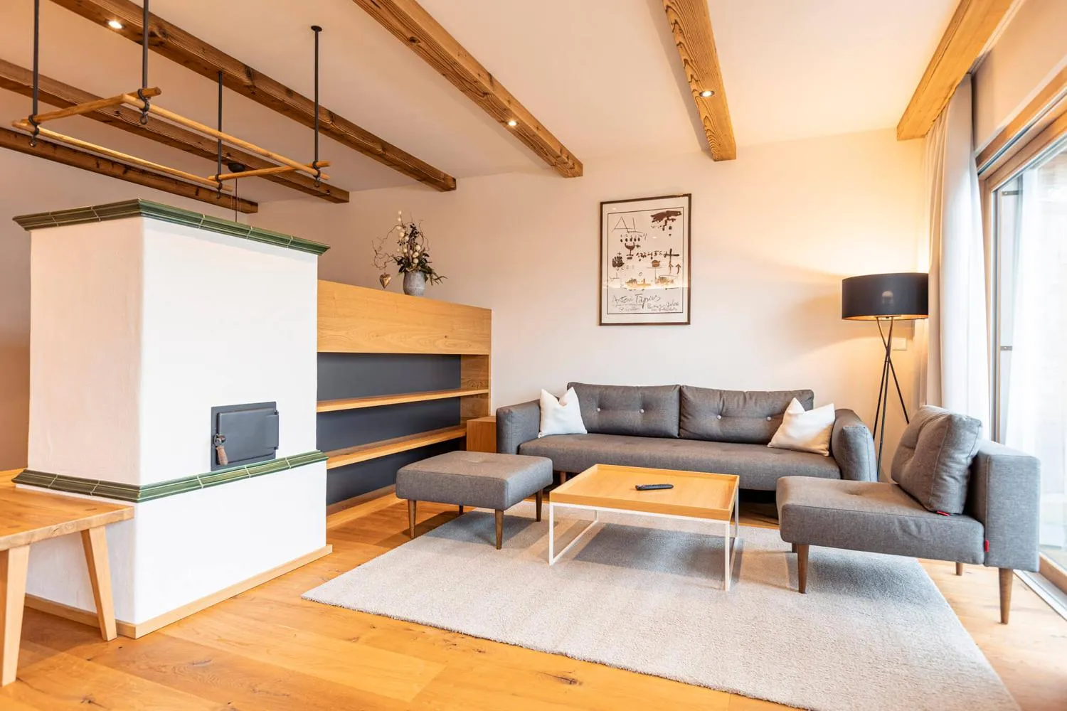 Modernes Wohnzimmer mit Holzdecke und Kachelofen