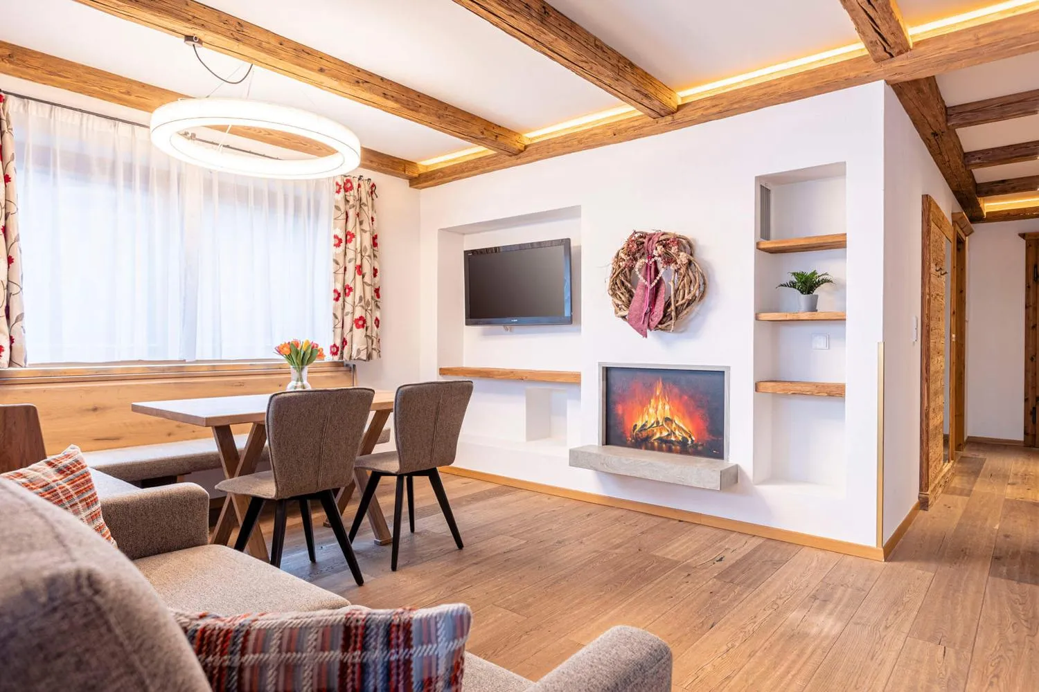 Modernes Wohnzimmer mit Elektrokamin und Esstisch