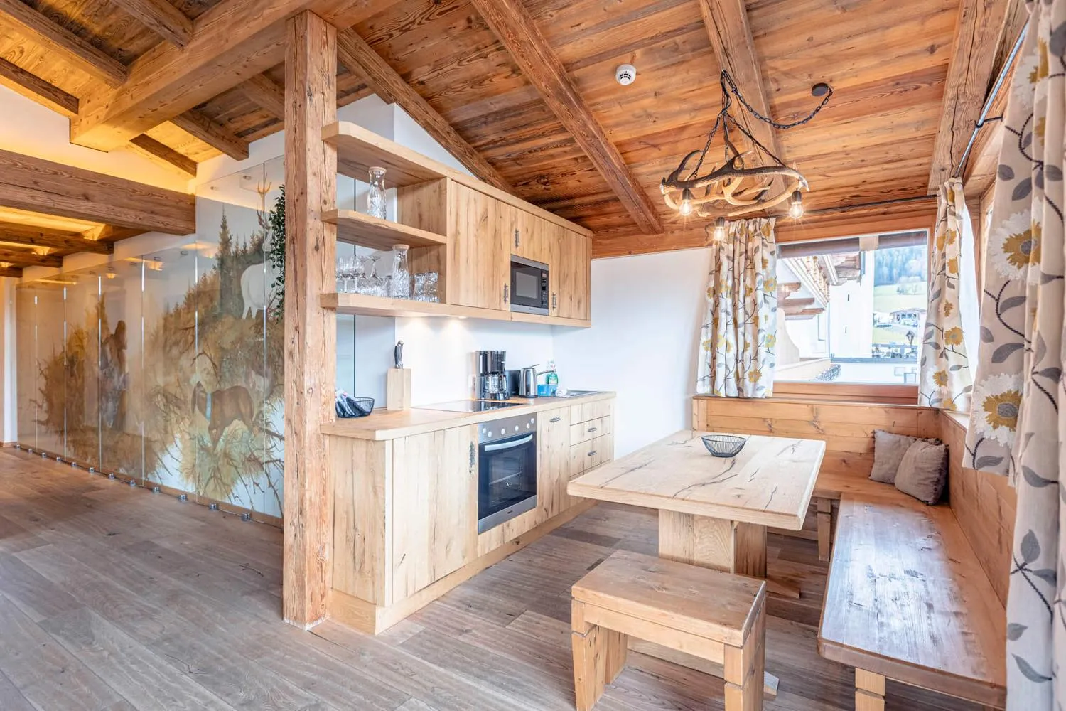 Moderne Holzküche mit Essbereich und Panoramafenster
