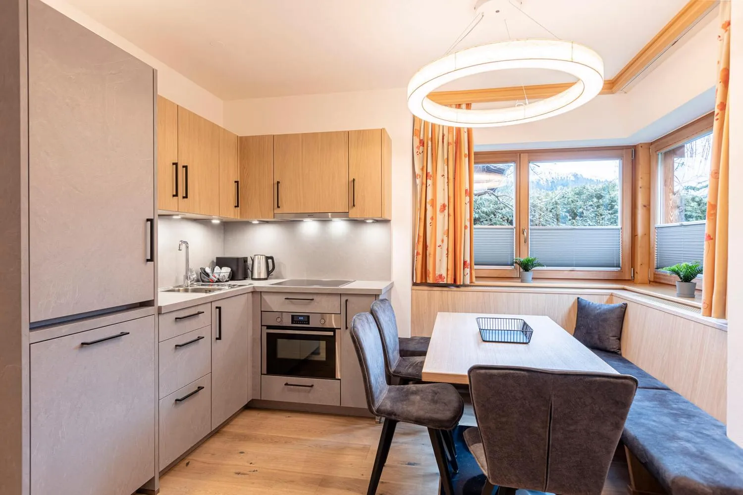 Moderne Küche mit Essbereich und großem Bergfenster