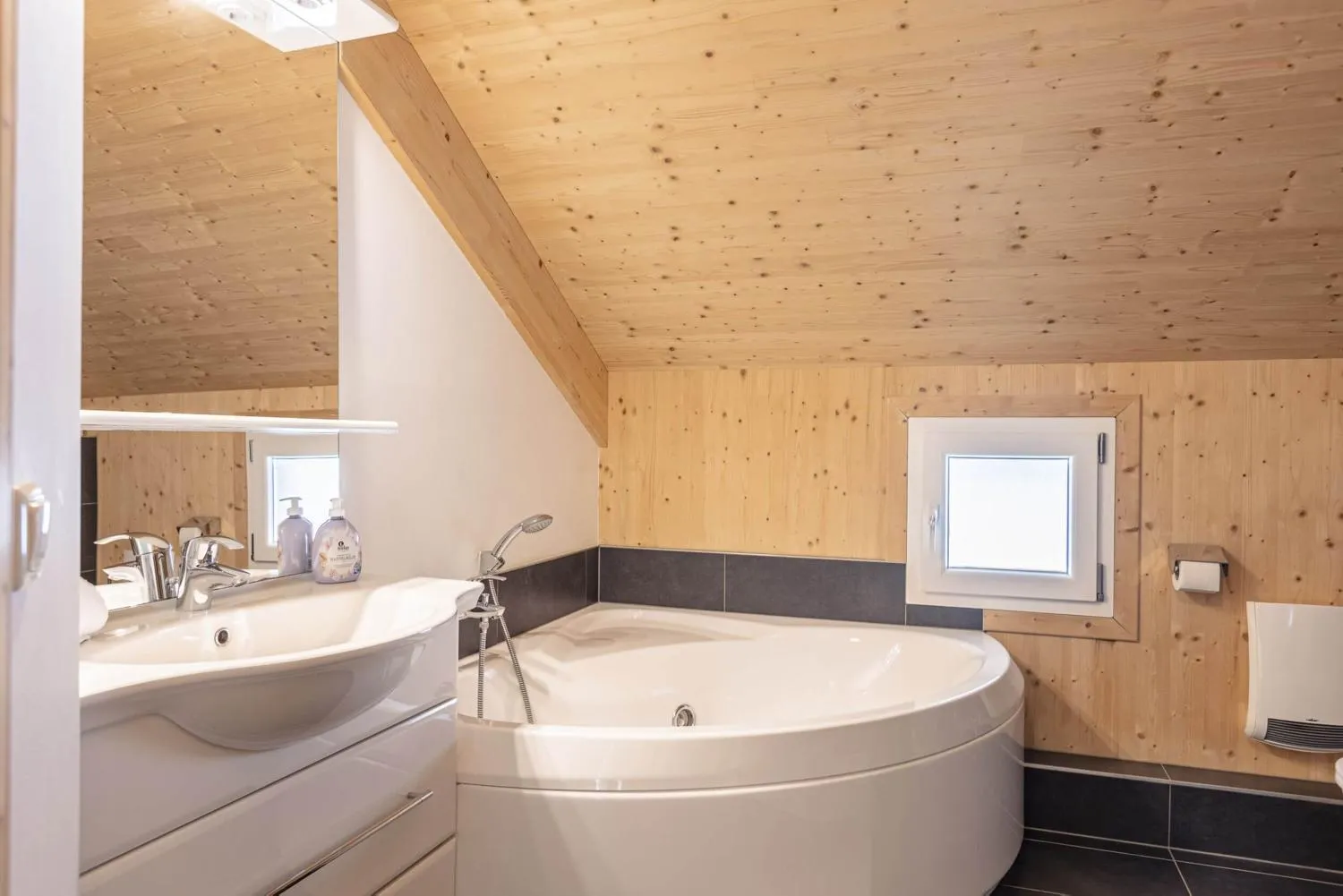 Luxus-Badezimmer mit freistehender Badewanne und Holzwandverkleidung
