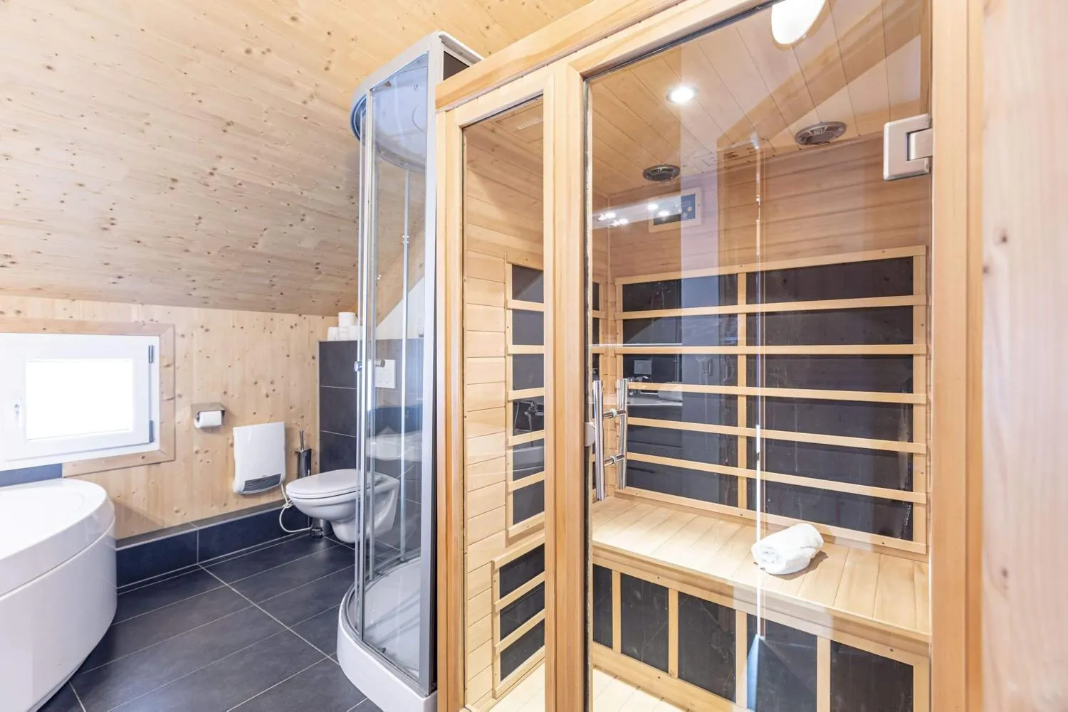 Modernes Badezimmer mit Dusche, Infrarotkabine und Holzwänden