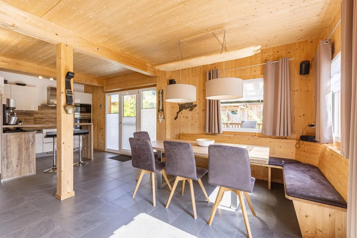 Offener Wohnbereich mit Esstisch, Holzbalken und modernem Interieur