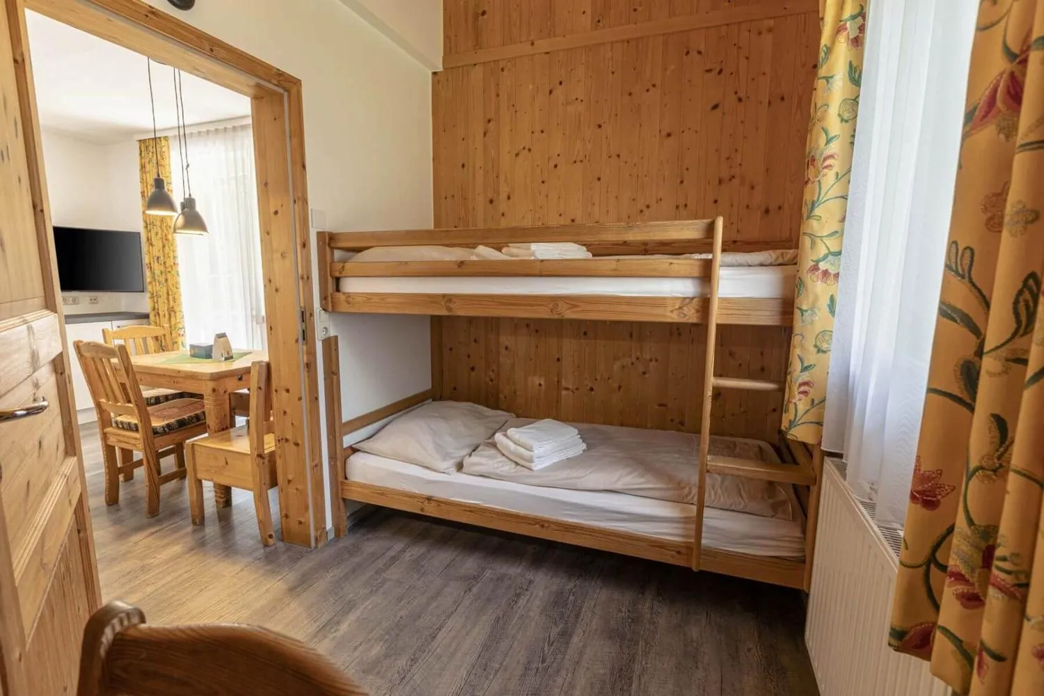 Kinderzimmer mit Hochbett und integriertem Schreibtisch