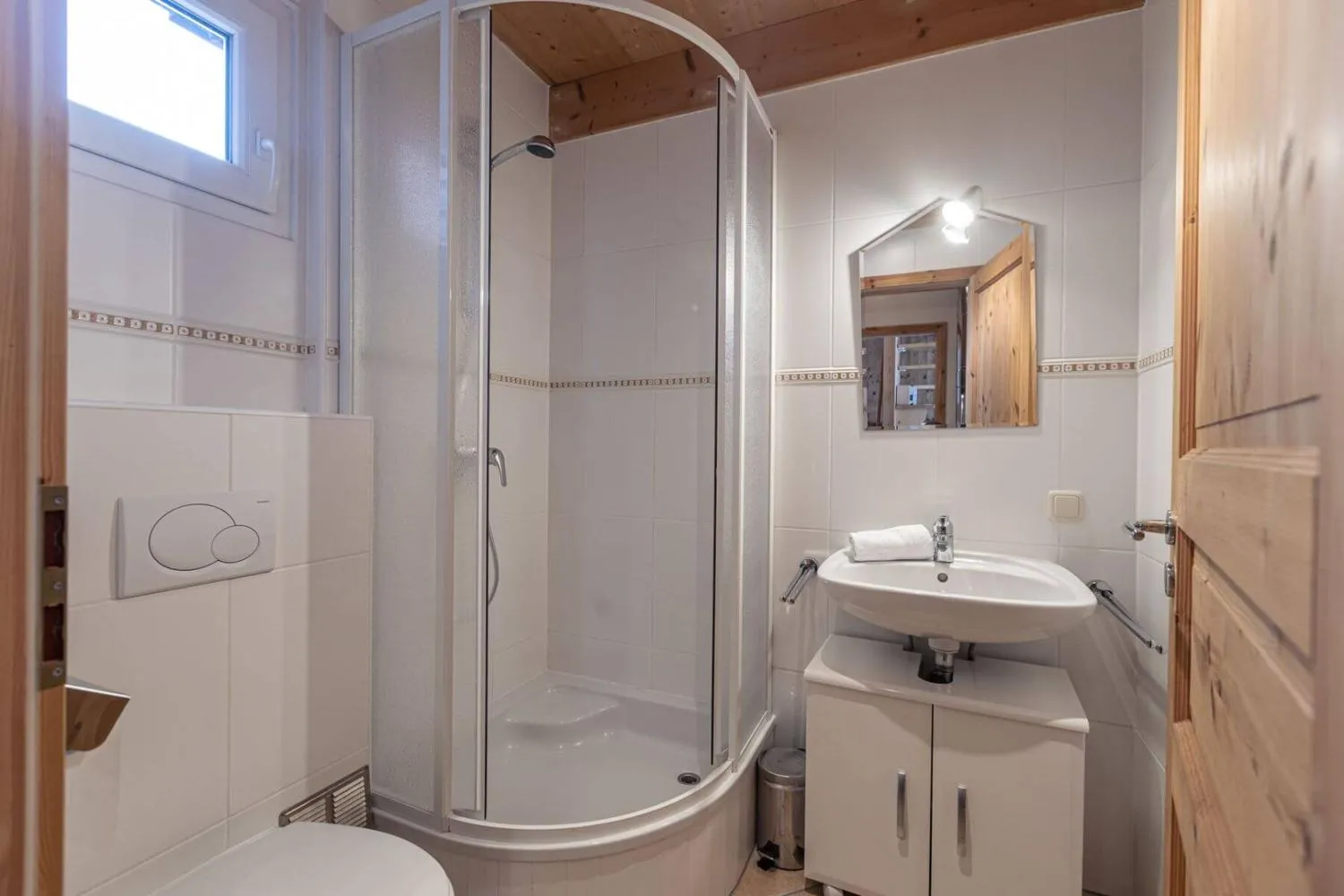 Modernes Badezimmer mit ebenerdiger Dusche