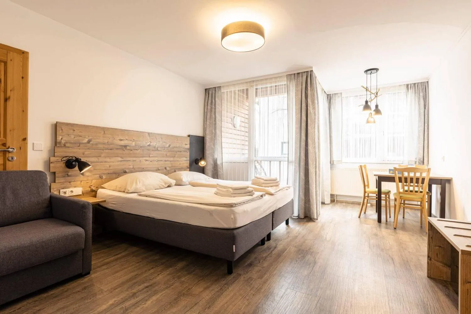 Großzügiges Schlafzimmer mit Doppelbett und Sitznische