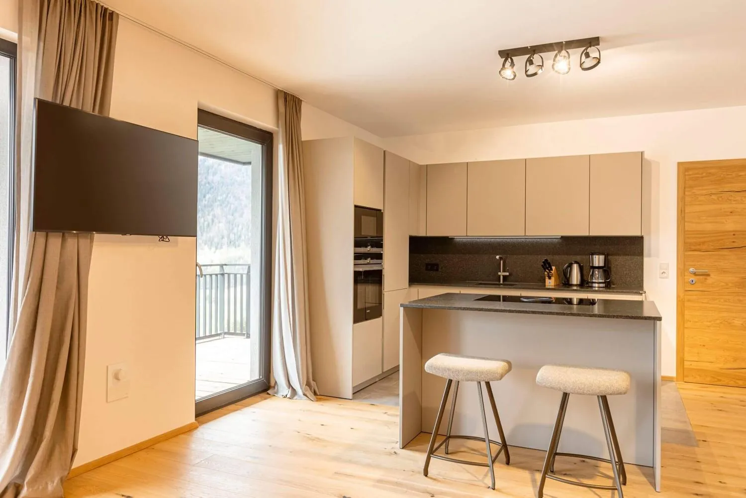 Essbereich mit offener Küchenzeile und Zugang zur Terrasse