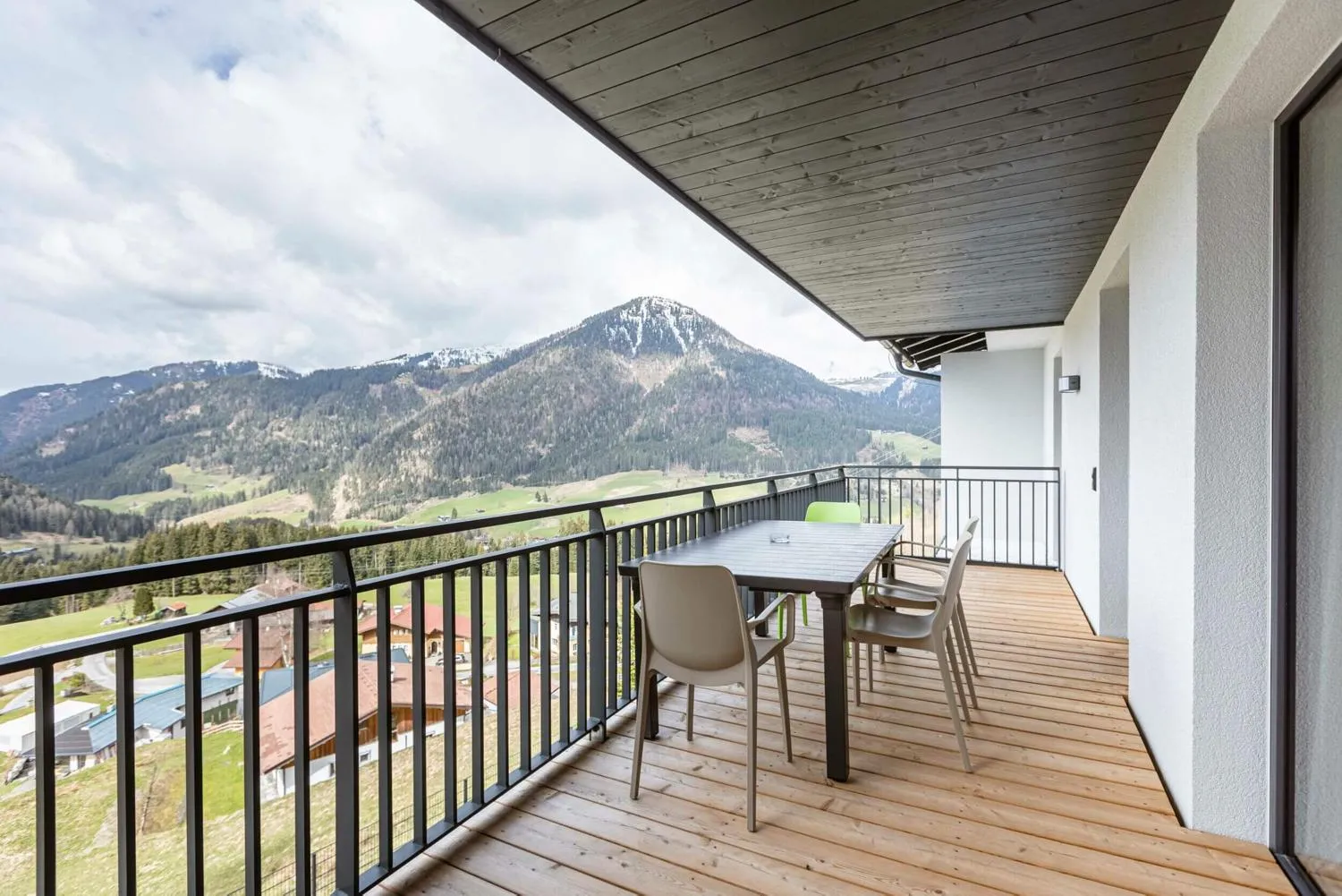 Wohnzimmer mit Sofa und regionalen Freizeitangeboten