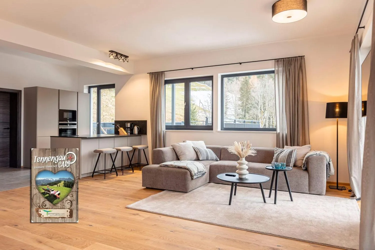 Essbereich mit Holztisch und Bergpanoramablick durch Fenster