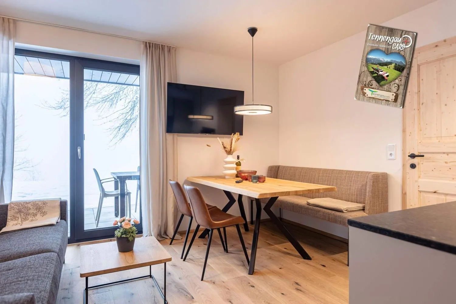 Schlafzimmer mit gepolstertem Kopfbrett und Nachttischen