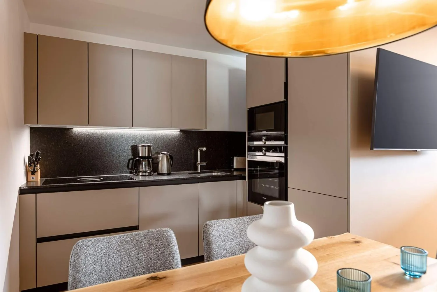 Helle Küchenzeile mit Arbeitsplatte und modernem Design