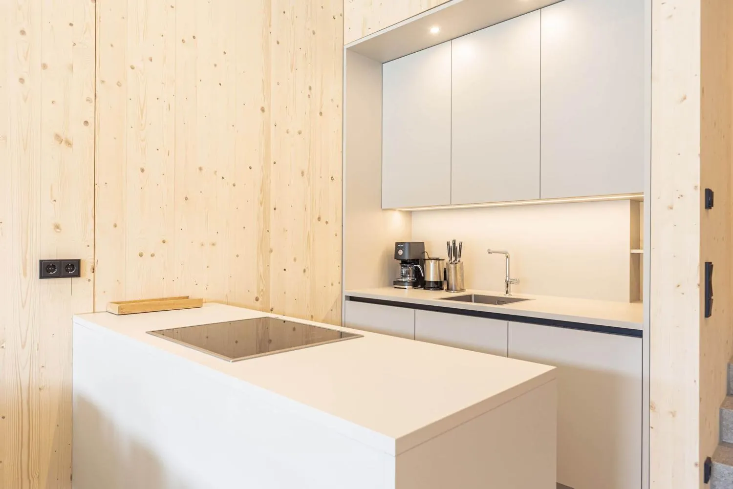 Moderne Kücheninsel mit Holzwänden und minimalistischem Design
