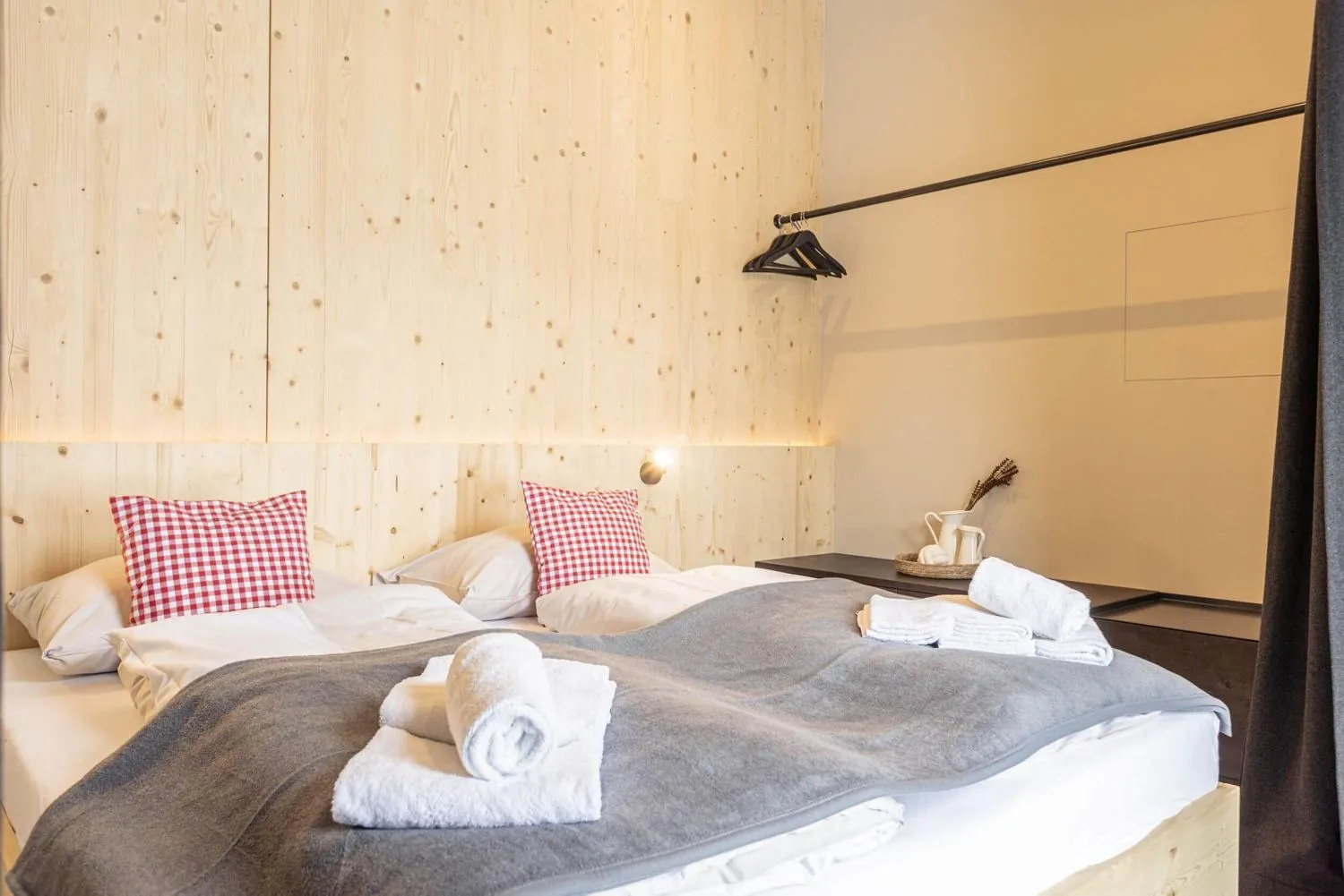 Doppelbett unter Dachschräge mit Kissen und Handtuchverzierung
