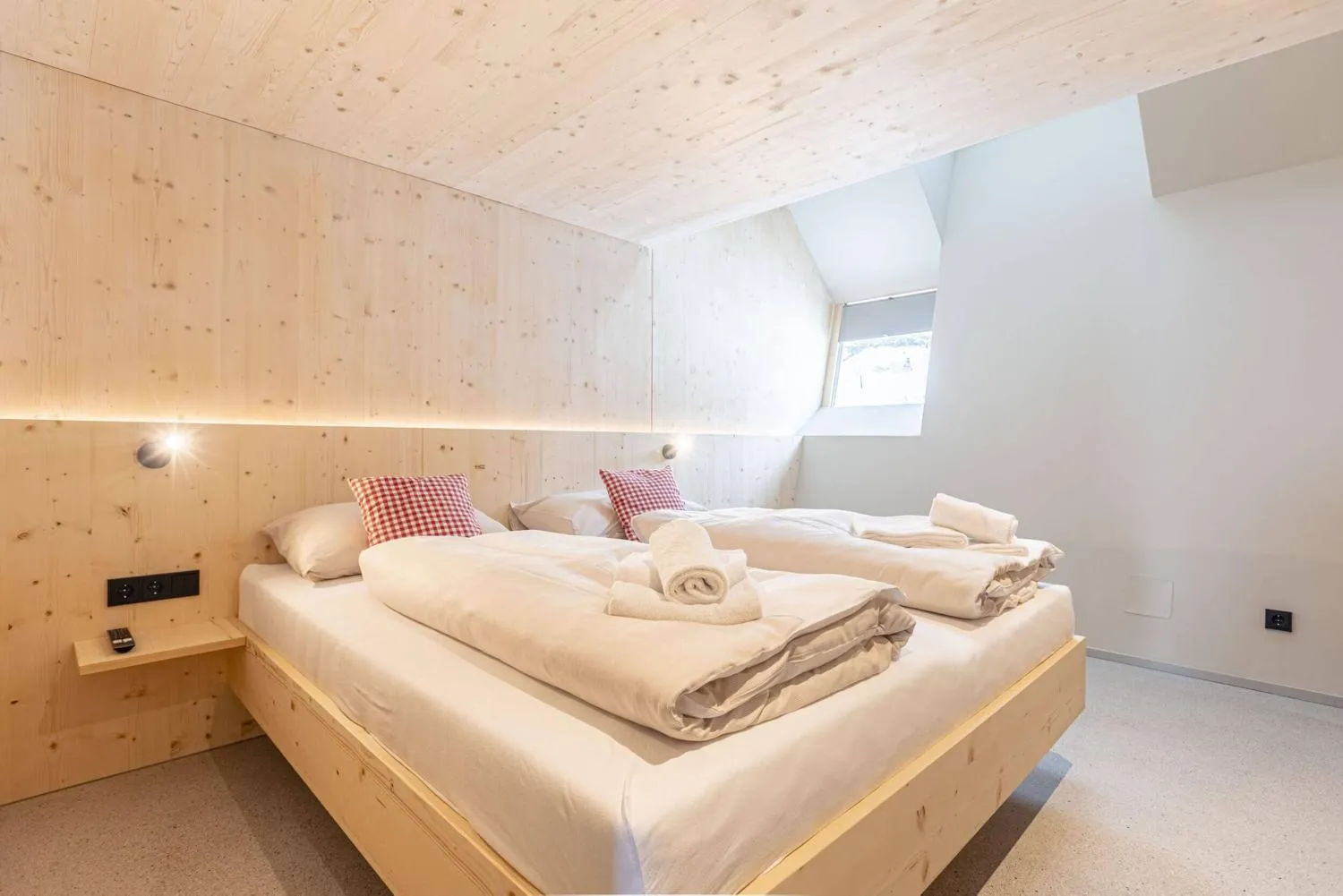 Großzügiges Schlafzimmer unter Dachschräge mit Holzausstattung