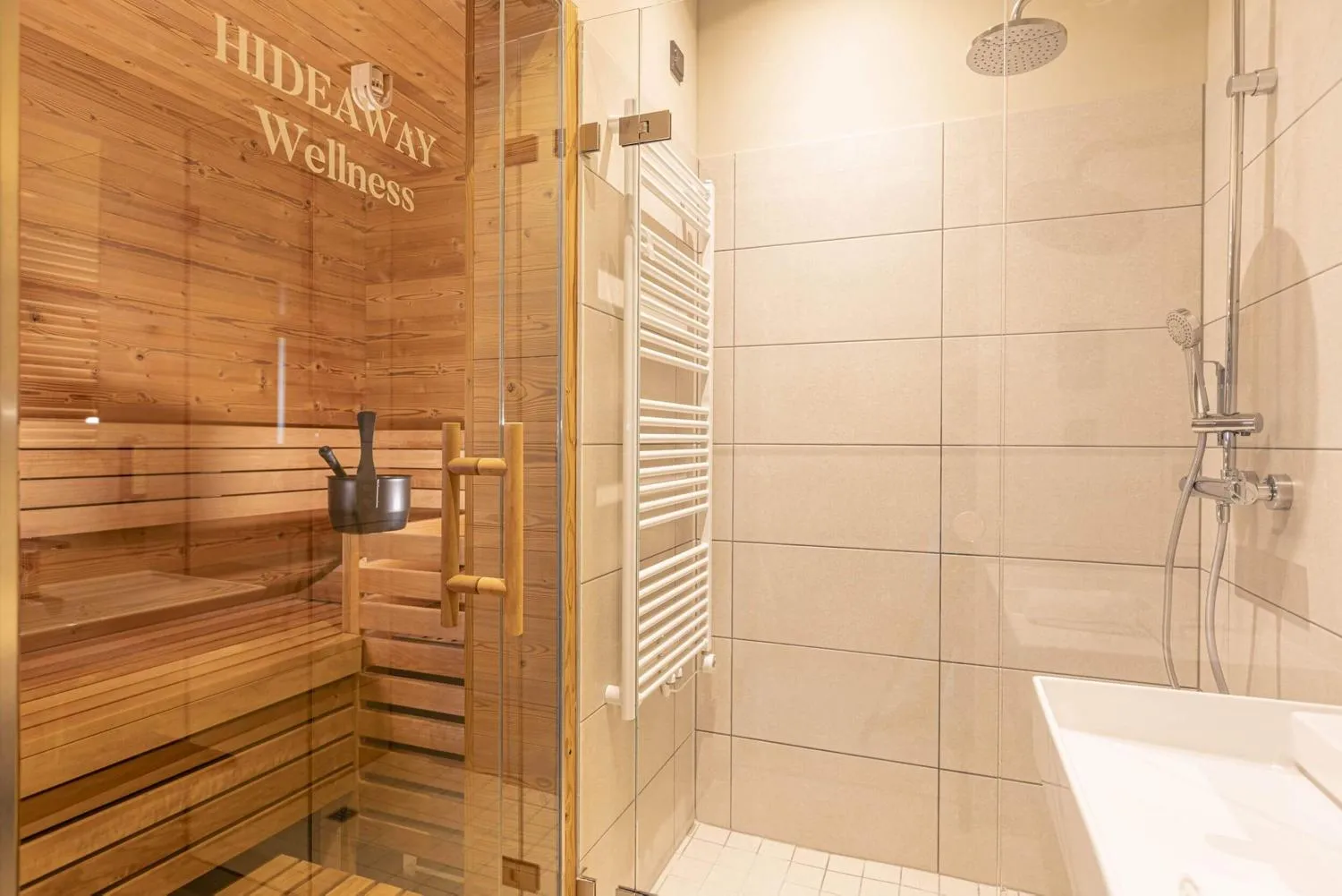 Sauna mit Holzverkleidung neben moderner Duschanlage