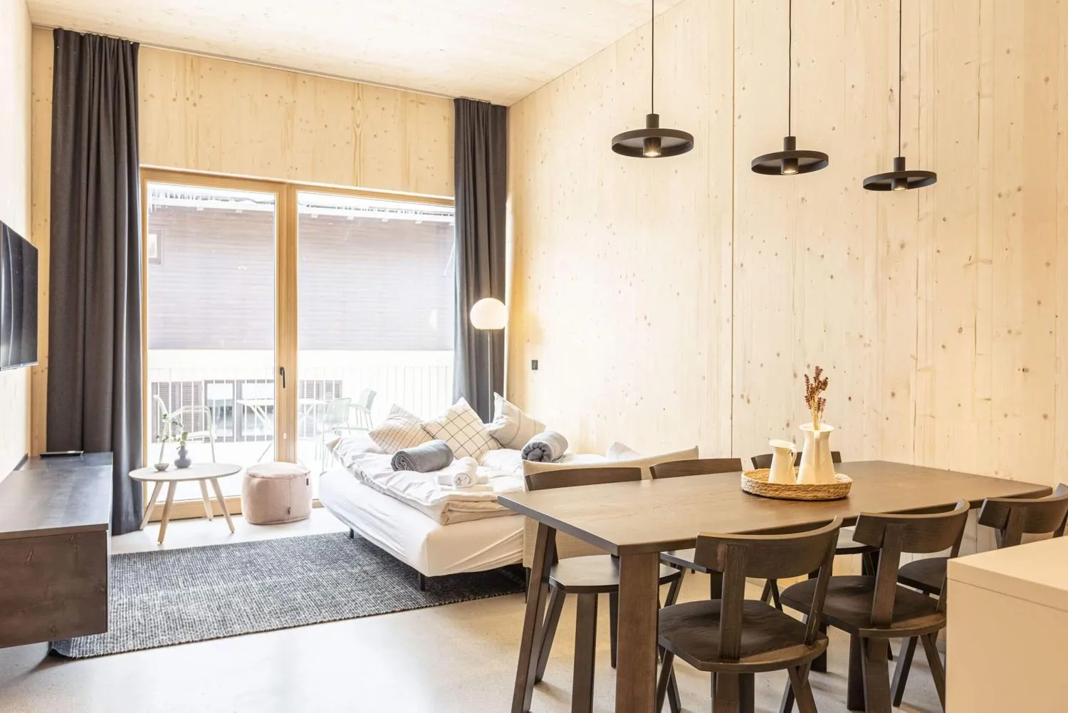 Modernes Holzappartement mit integriertem Wohn- und Schlafbereich